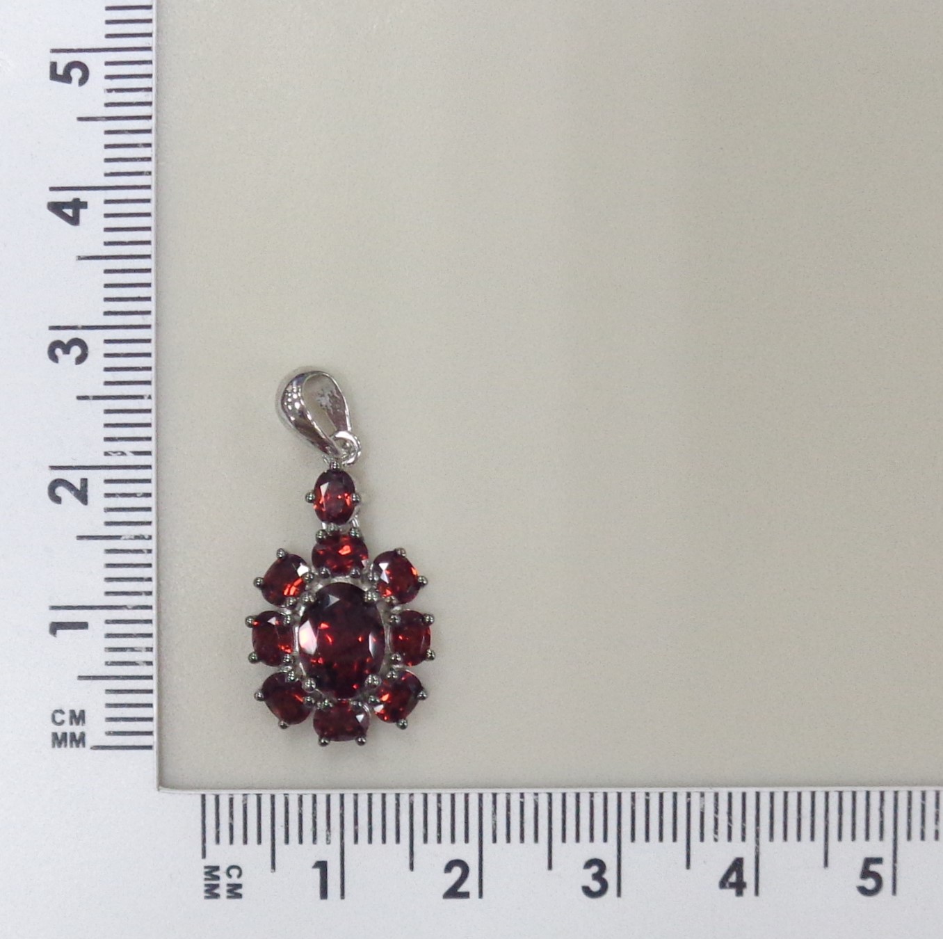 Серебряная подвеска с гранатами